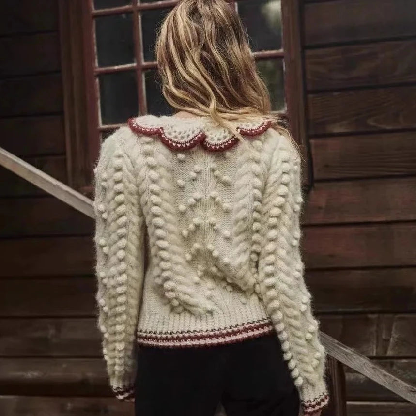 Indulge in the luxurious warmth and elegance of our Pull Valentina. This ball wool blended sweater features a heavy crochet lace collar that adds a touch of sophistication to any outfit. Perfect for chilly days or layering with your favorite pieces, this sweater is a must-have for any fashion-forward wardrobe.