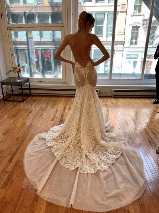 Upgrade your wardrobe with the daring Robe Meja. This mermaid style wedding dress features an alluring open back, delicate lace, and thin straps for a sexy beach-ready look. Perfect for plus size brides who love to take risks and make a statement on their big day!