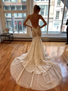 Upgrade your wardrobe with the daring Robe Meja. This mermaid style wedding dress features an alluring open back, delicate lace, and thin straps for a sexy beach-ready look. Perfect for plus size brides who love to take risks and make a statement on their big day!