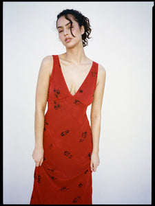 With her V neck, contrast back waist tie and double layered silk georgette - the Eva is the full length dress of the season. Passion print says it all - deep red with a delicate spaced out floral. Perfect for varied cup sizes as she's just a hint sexier with a black bra worn underneath.