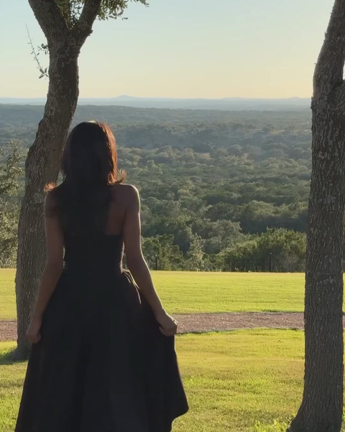 Indulge in old-Hollywood glamour with a modern twist in the Marilyn Midi Dress. Made from soft peached twill in classic black, this dress features tied halter straps, a plunging neckline, cinched waist, and a flattering silhouette. Channel your inner starlet and turn heads in this stunner!