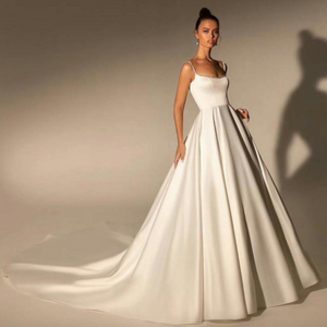 Introducing the Robe Belleza - the perfect addition to your special day. This elegant satin gown is designed for a timeless and classic look, making you feel like a true belleza (beauty). Whether it's for your wedding or any other special occasion, this robe will enhance your inner and outer beauty.