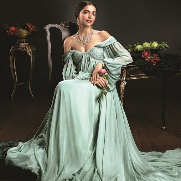 Experience royalty and elegance with our long, mint-colored Queen dress, perfect for any special occasion. Be the queen that you are in our exquisite Robe Reina, designed to make you feel confident, elegant, and graceful. Elevate your style with this one-of-a-kind piece.