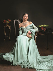 Experience royalty and elegance with our long, mint-colored Queen dress, perfect for any special occasion. Be the queen that you are in our exquisite Robe Reina, designed to make you feel confident, elegant, and graceful. Elevate your style with this one-of-a-kind piece.