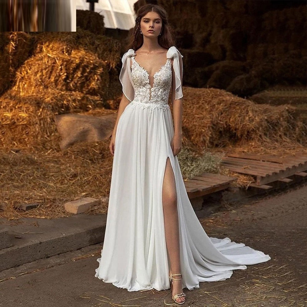 The Robe Mahala effortlessly combines princess and boho styles, featuring delicate lace, a deep V-neck, and a soft chiffon fabric. Its spaghetti straps and high split add a touch of elegance, perfect for any wedding. Feel like a royalty on your special day with this beautiful dress.