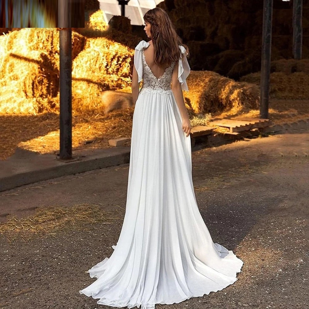 The Robe Mahala effortlessly combines princess and boho styles, featuring delicate lace, a deep V-neck, and a soft chiffon fabric. Its spaghetti straps and high split add a touch of elegance, perfect for any wedding. Feel like a royalty on your special day with this beautiful dress.