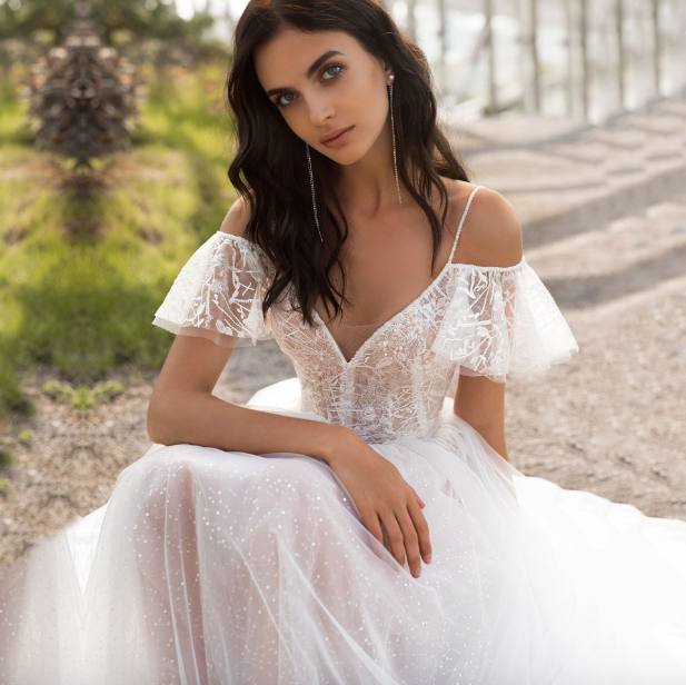 Look absolutely stunning in Robe Lia - a beautiful sweet princess lace bridal wedding gown. Crafted from exquisite lace fabric, the gown's intricate details will flatter any figure and make you stand out in a crowd. Make this special day unforgettable with Robe Lia!