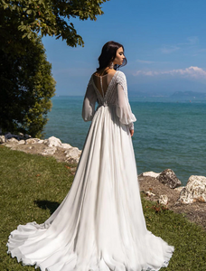 The Robe Axelia is a perfect choice for a wedding dress, offering both elegance and simplicity. This free-flowing, lightweight robe will make any bride feel beautiful and comfortable on her special day. Expertly crafted with a focus on quality and design, it is a must-have for any stylish bride.