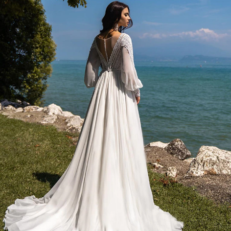 The Robe Axelia is a perfect choice for a wedding dress, offering both elegance and simplicity. This free-flowing, lightweight robe will make any bride feel beautiful and comfortable on her special day. Expertly crafted with a focus on quality and design, it is a must-have for any stylish bride.