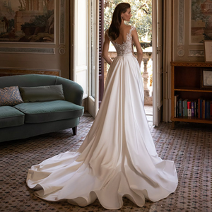 Look gorgeous on your special day wearing this beautiful Robe Alanne bridal gown. Crafted with quality fabrics, the gown features a beautiful train length to give you a sophisticated look. Make a lasting impression with this luxurious bridal gown.