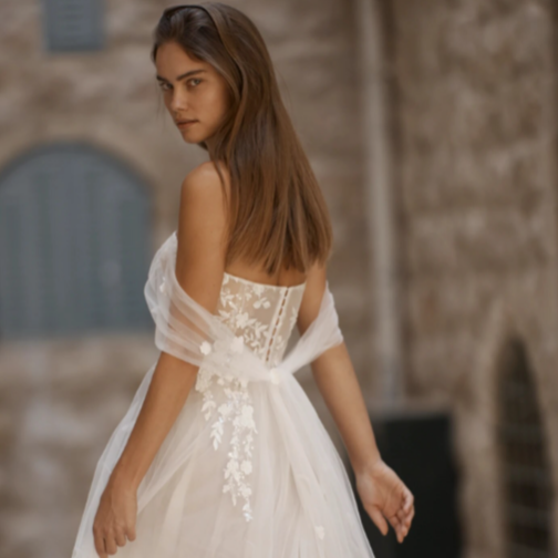 Introducing the Robe Roseta, a light and airy wedding dress with a trendy v-neckline. Effortlessly glide down the aisle in this stylish and comfortable trap-ze-l-g-re! Perfect for the non-traditional bride.