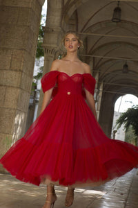 Be the belle of the ball in this gorgeous tea-length, red tulle gown! With its sleeveless cocktail style, you'll feel effortless and elegant all night long. Perfect for special occasions – stand out from the crowd in the beautiful Robe Belle!