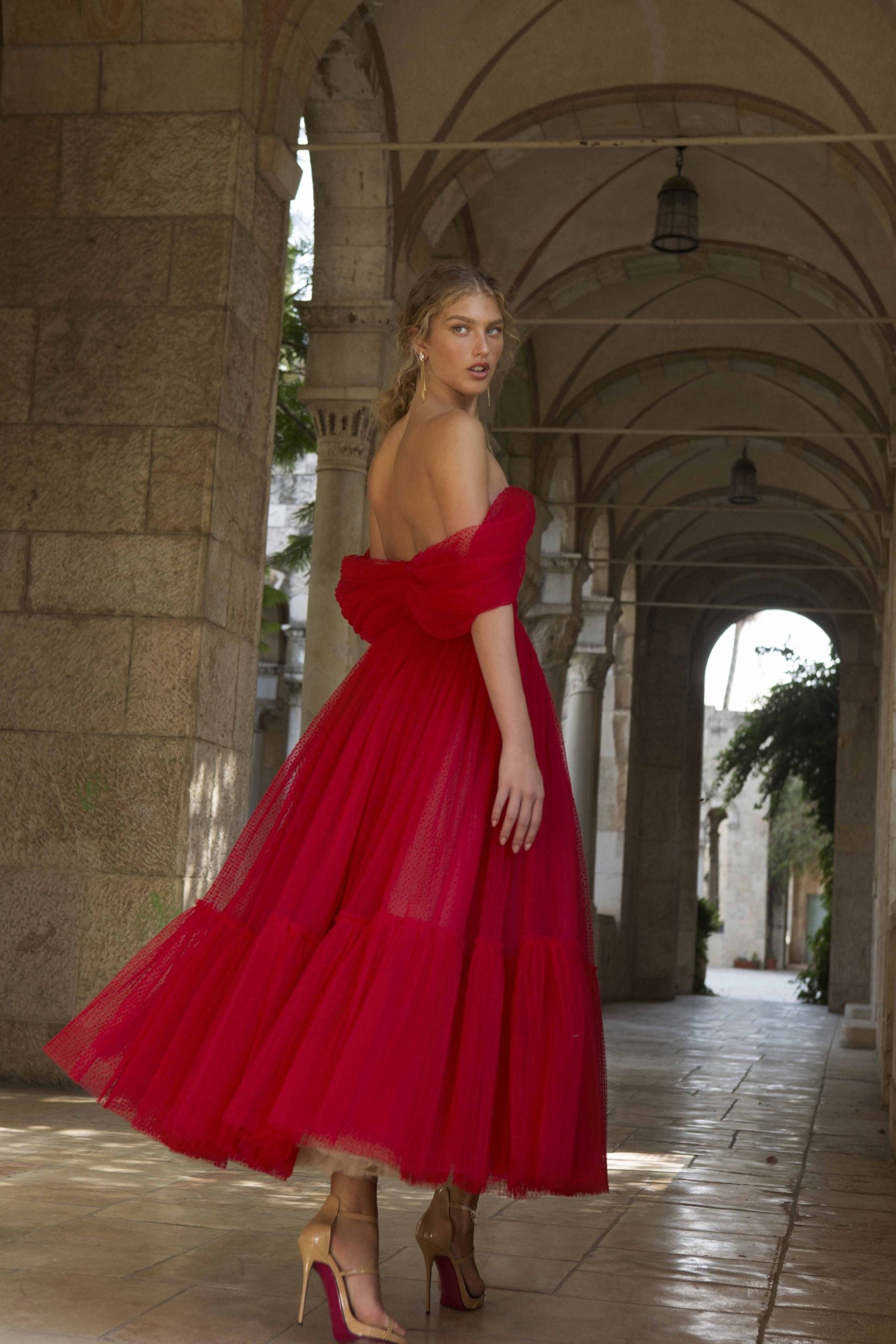 Be the belle of the ball in this gorgeous tea-length, red tulle gown! With its sleeveless cocktail style, you'll feel effortless and elegant all night long. Perfect for special occasions – stand out from the crowd in the beautiful Robe Belle!