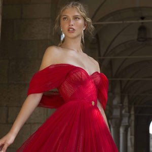 Be the belle of the ball in this gorgeous tea-length, red tulle gown! With its sleeveless cocktail style, you'll feel effortless and elegant all night long. Perfect for special occasions – stand out from the crowd in the beautiful Robe Belle!