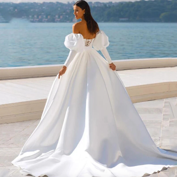 The Robe Harlee is a beautiful choice for an unforgettable wedding. Boasting a sophisticated white colour, this bridal dress features a cape for an elegant and charming twist. Crafted from luxurious fabric and designed for ultimate comfort, this gown will make you look and feel like the star of your special day.