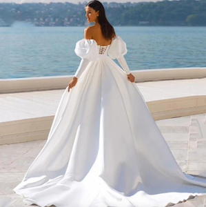 The Robe Harlee is a beautiful choice for an unforgettable wedding. Boasting a sophisticated white colour, this bridal dress features a cape for an elegant and charming twist. Crafted from luxurious fabric and designed for ultimate comfort, this gown will make you look and feel like the star of your special day.