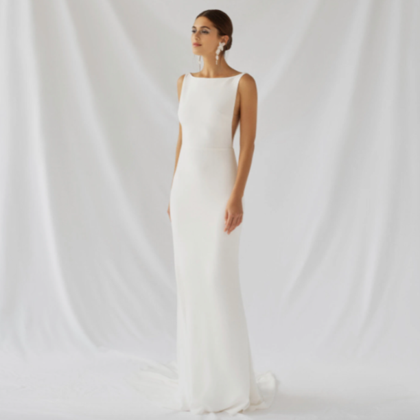 Wrap yourself in luxury with the Robe Iona. This elegant and sophisticated bridal dress exudes understated chic, perfect for the discerning bride. With a simple yet stunning design, this robe is the epitome of tasteful and exclusive style. Elevate your special day with the Robe Iona.