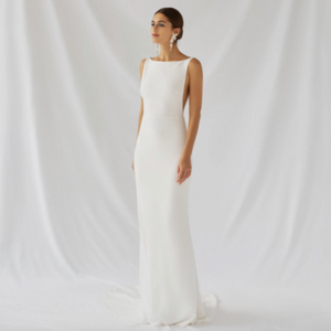 Wrap yourself in luxury with the Robe Iona. This elegant and sophisticated bridal dress exudes understated chic, perfect for the discerning bride. With a simple yet stunning design, this robe is the epitome of tasteful and exclusive style. Elevate your special day with the Robe Iona.