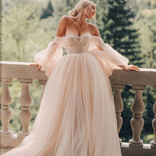 Indulge in the enchanting elegance of our Robe Sandy. This mermaid dress is crafted to inspire your inner princess. The beautiful and dreamy design evokes an enchanted fairy tale, making it the perfect choice for any wedding gown. You'll feel like you've stepped into a fairytale with this gown as your muse.