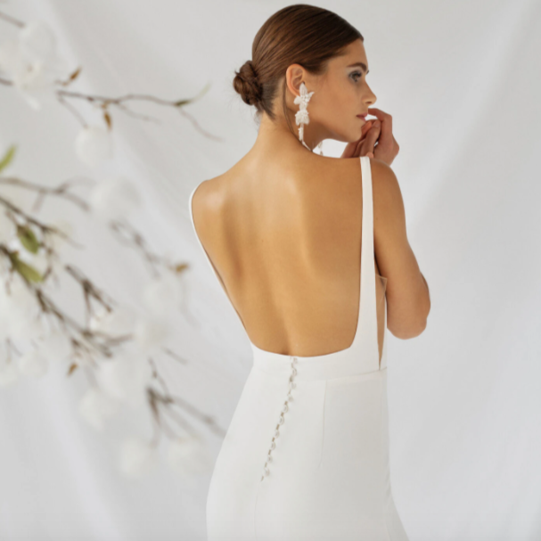 Wrap yourself in luxury with the Robe Iona. This elegant and sophisticated bridal dress exudes understated chic, perfect for the discerning bride. With a simple yet stunning design, this robe is the epitome of tasteful and exclusive style. Elevate your special day with the Robe Iona.