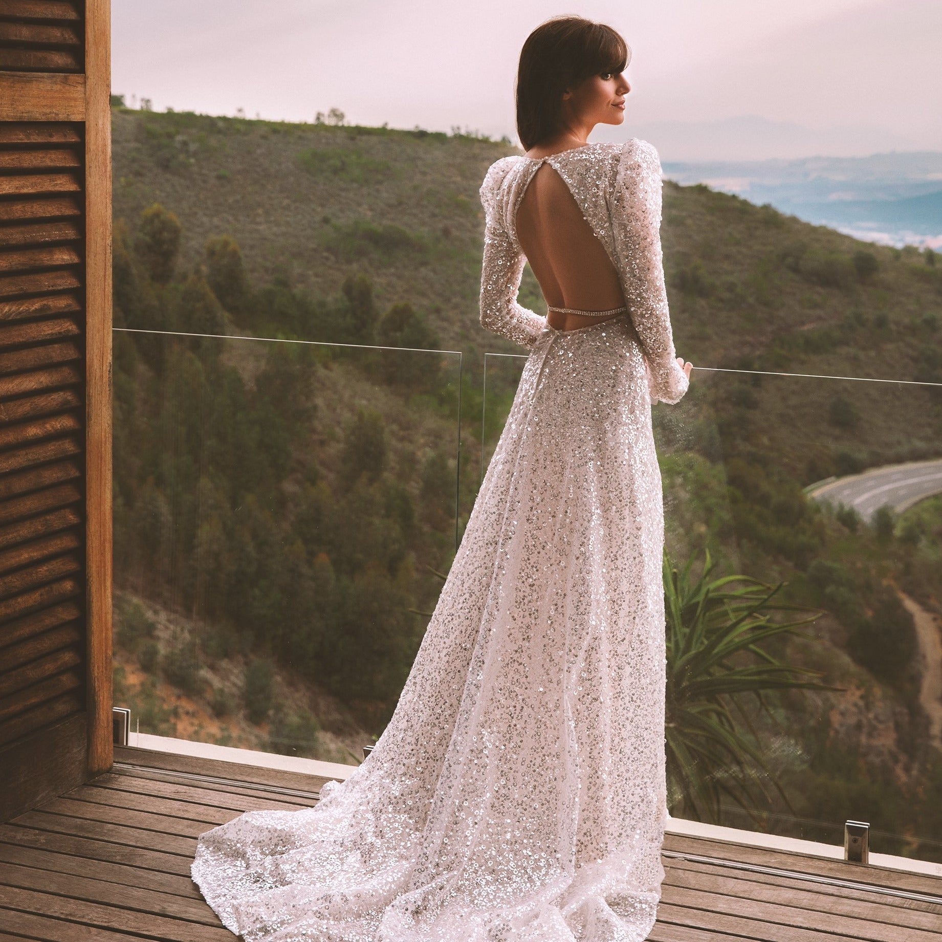 Introducing the stunning Robe Madoline, the perfect choice for your special day. With its beautiful sparkling design, this wedding gown exudes elegance and chic simplicity. Whether you're going for a formal or casual look, the Robe Madoline will make you feel confident and stylish.