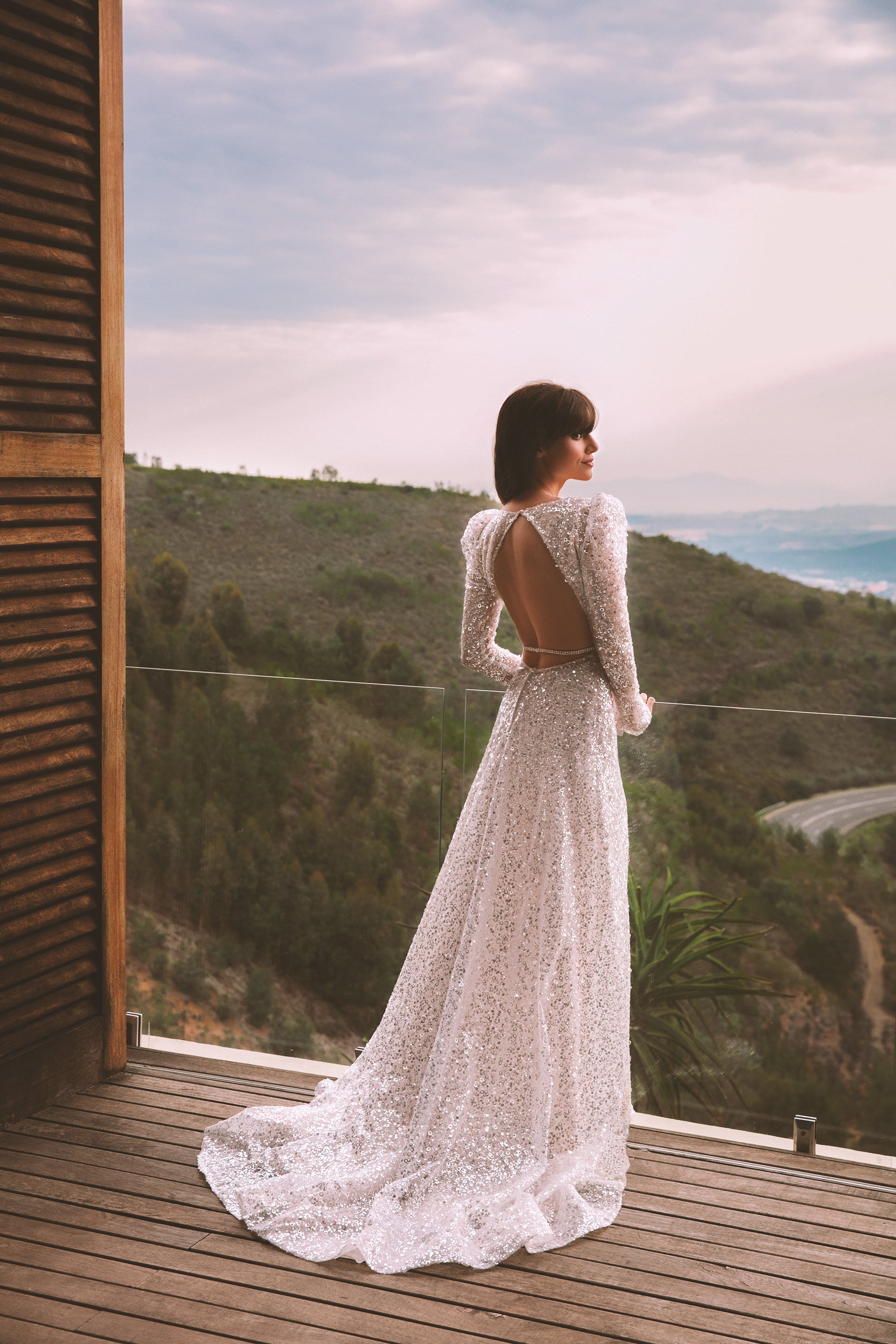 Introducing the stunning Robe Madoline, the perfect choice for your special day. With its beautiful sparkling design, this wedding gown exudes elegance and chic simplicity. Whether you're going for a formal or casual look, the Robe Madoline will make you feel confident and stylish.