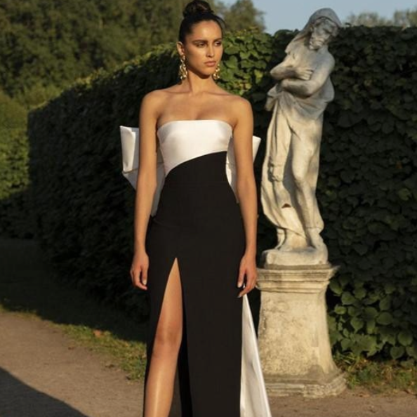 Experience the elegance and sensuality of our Robe Lynn, designed for glamorous evenings. The floor-length, strapless, and trap-ze silhouette exudes sophistication while the sexy slit adds a touch of seductiveness. Feel confident and alluring in this must-have for your formal events.