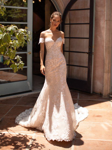 Indulge in luxurious elegance with the Robe Aresta. This regal A-line gown features intricate embroidery and a chic, princess-inspired design, making it the perfect choice for a sophisticated wedding ensemble. Elevate your style and make a statement on your special day with this elegant piece.