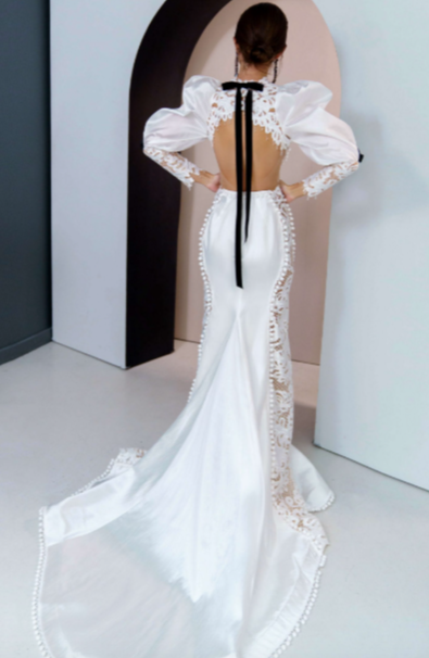 Indulge in luxury and elegance with the Robe Ursulla. This exquisite bridal gown boasts an enchanted mermaid silhouette, adorned with delicate lace details and long sleeves. Enter your special day with sophistication and grace in this enchanting robe.