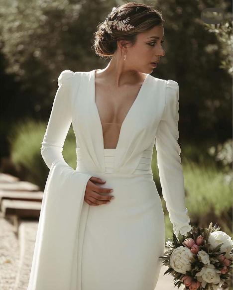 Get ready to turn heads in the Robe Julianna. This stunning (and slightly cheeky) robe features a long-sleeved, open back design made from luxurious crepe fabric. Perfect for that special occasion, this robe will make you feel like a true bride (or a fun-loving diva, your call).