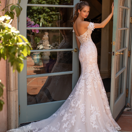 Indulge in luxurious elegance with the Robe Aresta. This regal A-line gown features intricate embroidery and a chic, princess-inspired design, making it the perfect choice for a sophisticated wedding ensemble. Elevate your style and make a statement on your special day with this elegant piece.