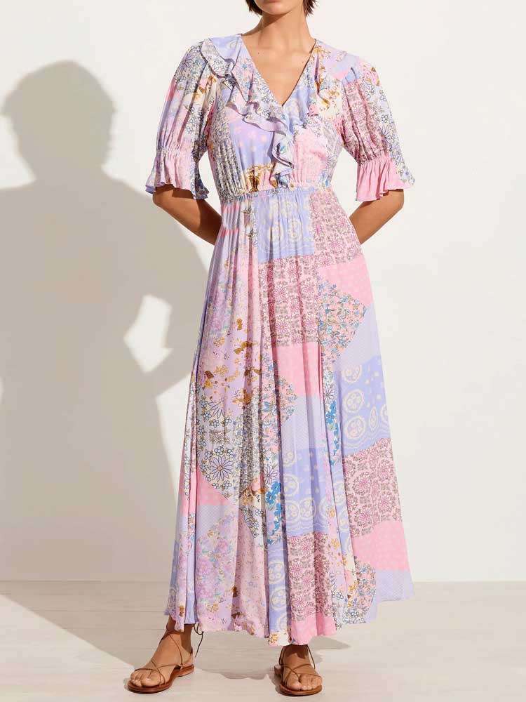 Experience ultimate comfort and style with the Robe Wren. This cha cha gown spells boho chic, giving you a unique and elegant look. Made with high quality material, you'll love its flowy and relaxed fit. Perfect for any occasion, this robe will become your go-to choice for effortless fashion.