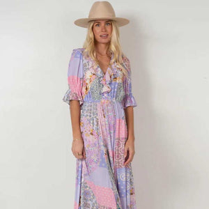 Experience ultimate comfort and style with the Robe Wren. This cha cha gown spells boho chic, giving you a unique and elegant look. Made with high quality material, you'll love its flowy and relaxed fit. Perfect for any occasion, this robe will become your go-to choice for effortless fashion.