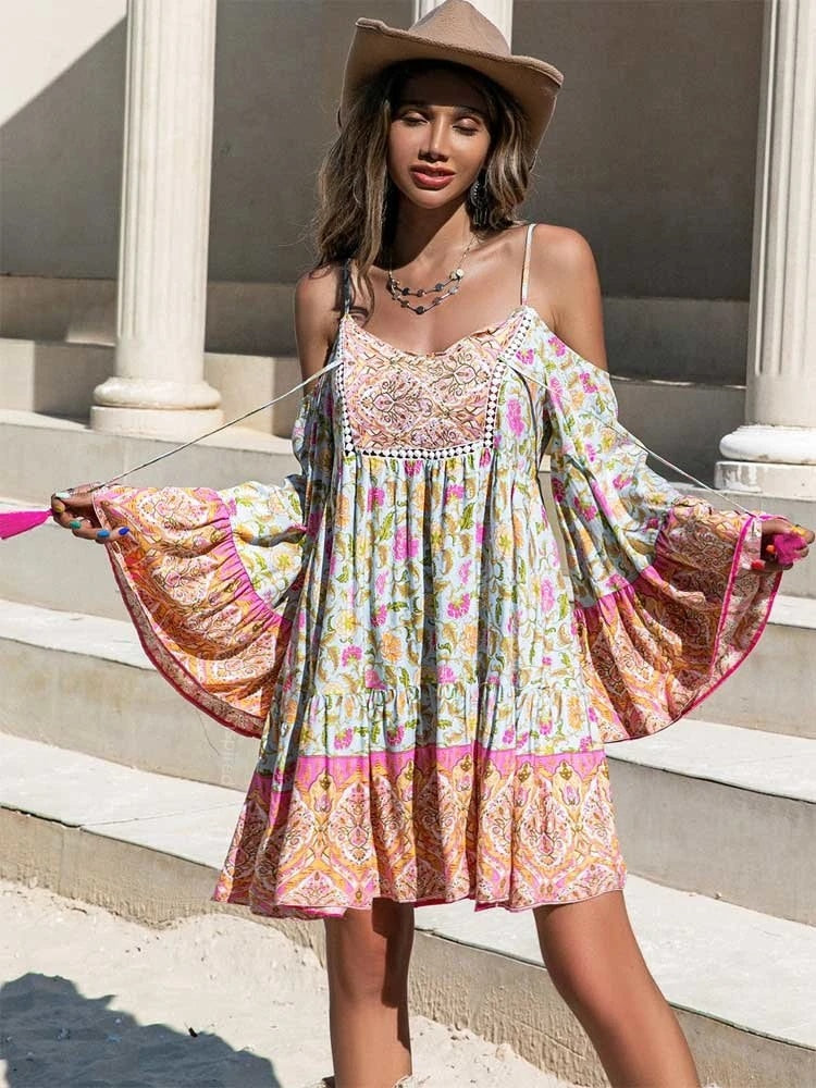 Introducing the Robe Tena, a trendy boho mini dress with a beautiful floral pattern. Made with high-quality materials, this dress is perfect for any occasion. Stay stylish and comfortable with this versatile piece.