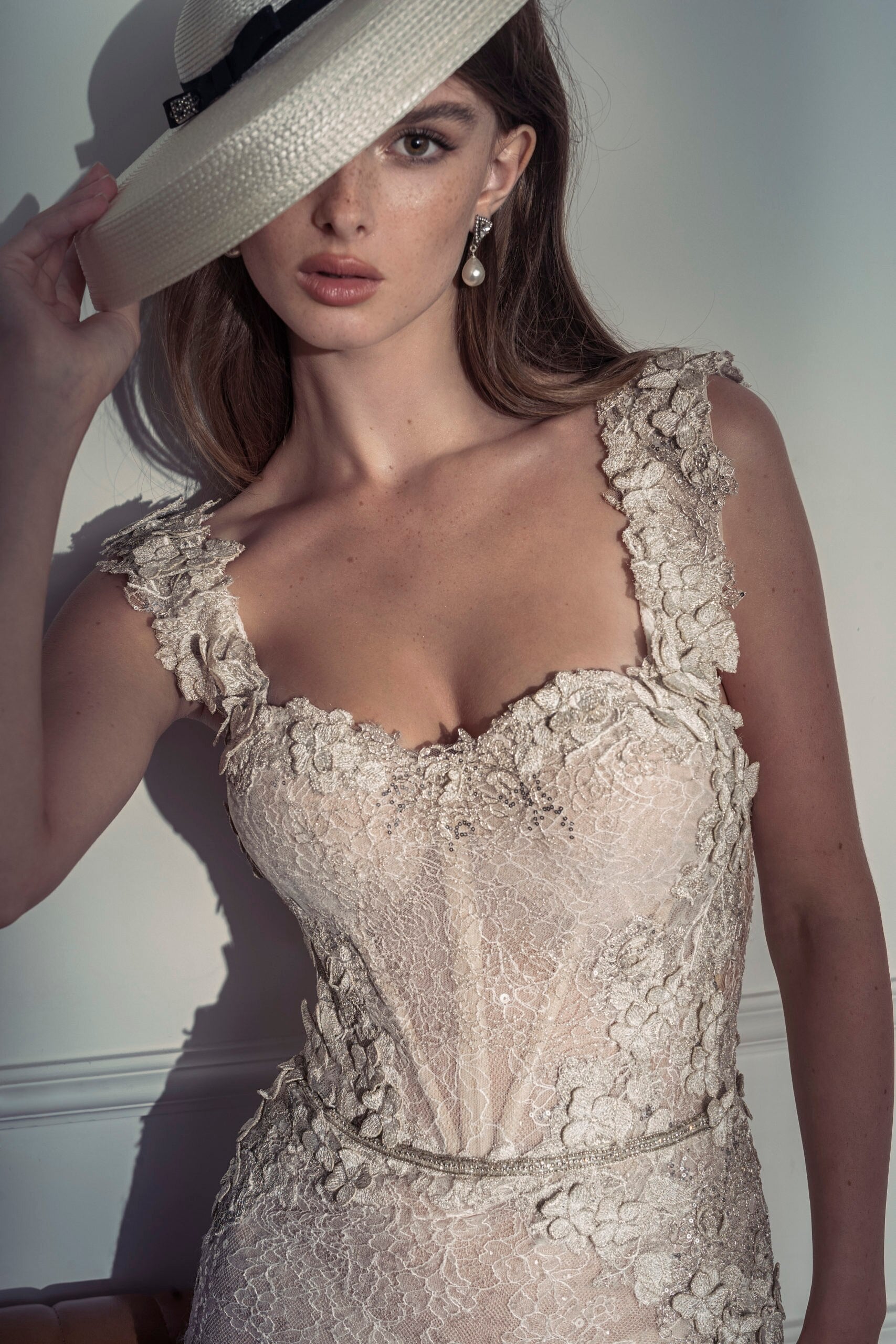 Look royal in Robe Agnetha! This beautiful wedding dress features exquisite lace appliques, beading, and a sweeping train for an elegant look. Highlight your style with the trompeta cut and be the best-dressed guest at your special occasion!