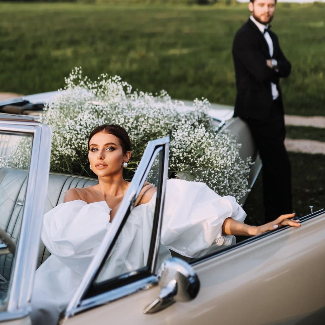 Effortlessly elegant and perfect for any bride, the Robe Ermine boasts beautiful white puff sleeves that add a touch of romance to the classic bridal dress design. This timeless piece will make you feel like a true princess on your special day.