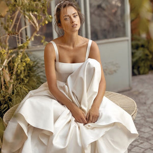 Make a statement with the Robe Taisia; crafted from luxurious white satin, this beautiful wedding dress is sure to make you stand out on your big day. With a sophisticated and exclusive design, you'll be the vision of grace and elegance as you walk down the aisle. Let your personality shine in this one-of-a-kind masterpiece.