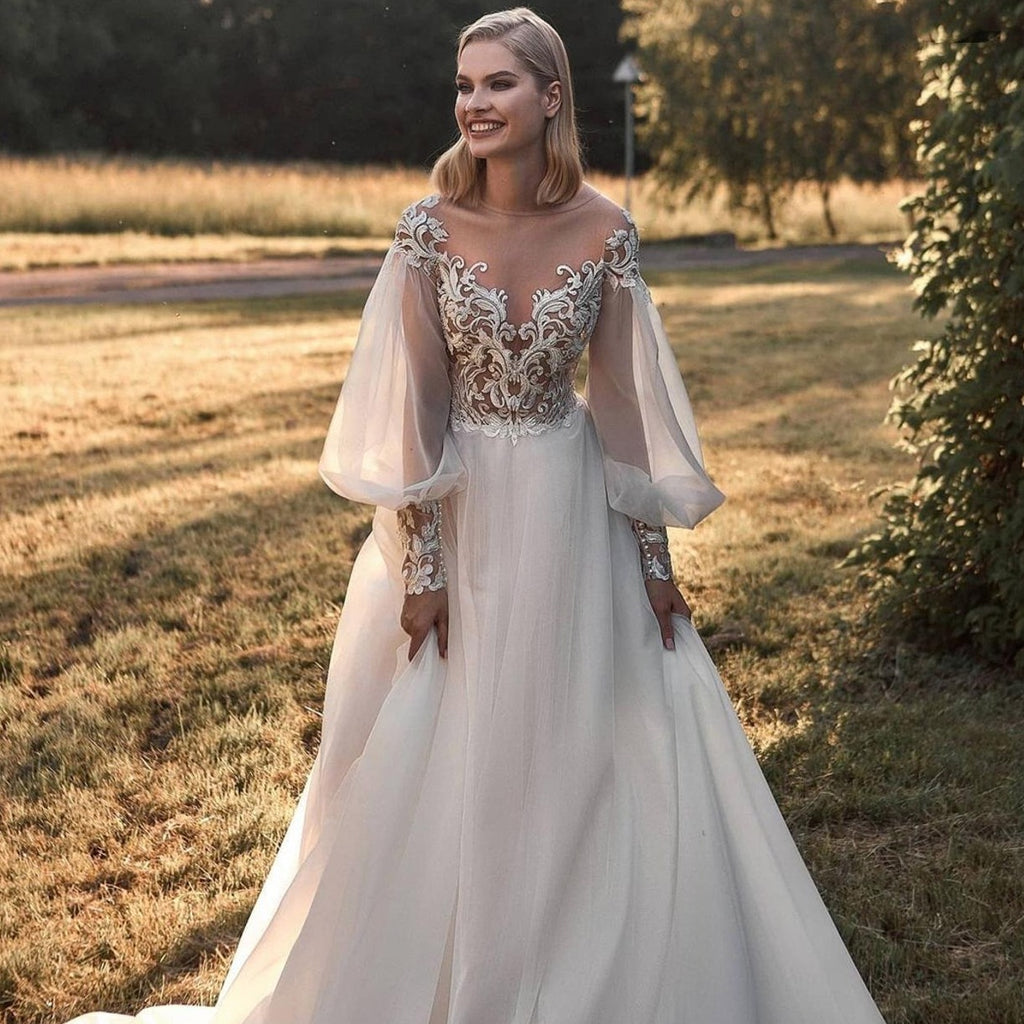 Introducing the Robe Gwyneth - the ultimate choice for the chic and elegant bride. In stunning ivory, this bridal gown exudes sophistication and style. Make a statement on your special day with the Robe Gwyneth!