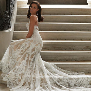 A timeless masterpiece, the Robe Ema is a chic bridal gown with exquisite lace embroidery that makes a stunning statement. Sophisticated and luxurious, this timeless design is perfect for a bride that wants to make an unforgettable impression.