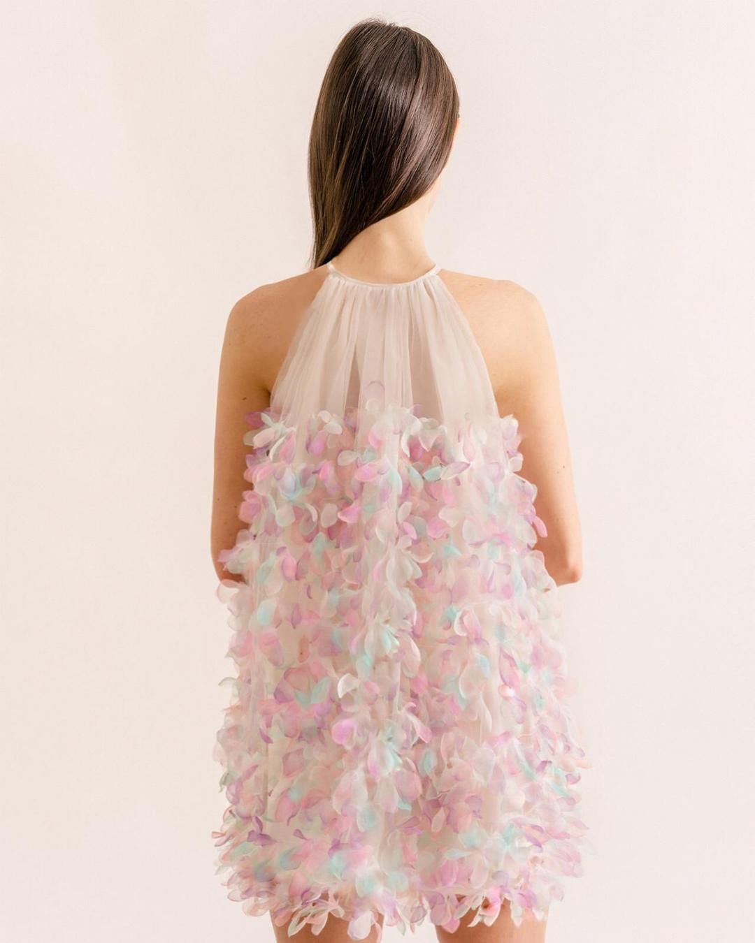 The Robe Eanfled is the perfect addition to your wardrobe. Constructed with chic feathers and a fashionable pink color, this mini dress is sure to make a statement. Elevate your style and stand out from the crowd with this trendy and unique piece.