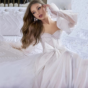 Let yourself feel like a celestial goddess in the exquisite Robe Rennie. Featuring gorgeous out of this world ball sleeves, this wedding gown will give you an elegant and other-worldly look that will make your special day even more spectacular. Dare to make a statement and amaze your guests!