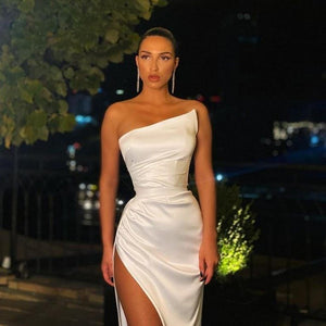 Find elegance and comfort in our Robe Berenis! Made with luxurious white cocktail satin, this gown is perfect for any special occasion. Its soft fabric and beautiful draping will make you stand out and feel confident.