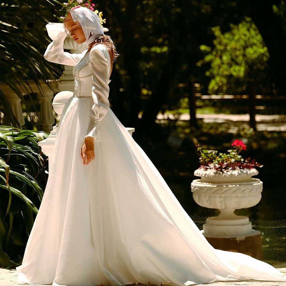 Robe Halle delivers a chic and unique look, making it the perfect addition to any wedding event. Its exquisite design and trendy details will make your wedding day look like a dream come true.