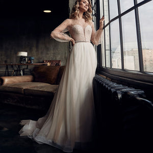 The Robe Lisboa is a stunning A-line bridal gown, perfect for any casual wedding. This elegant gown boasts a flattering silhouette, making it the perfect choice for brides who want to look both chic and comfortable on their special day. Its simple yet sophisticated design will surely make you feel like a true bride.&nbsp; 