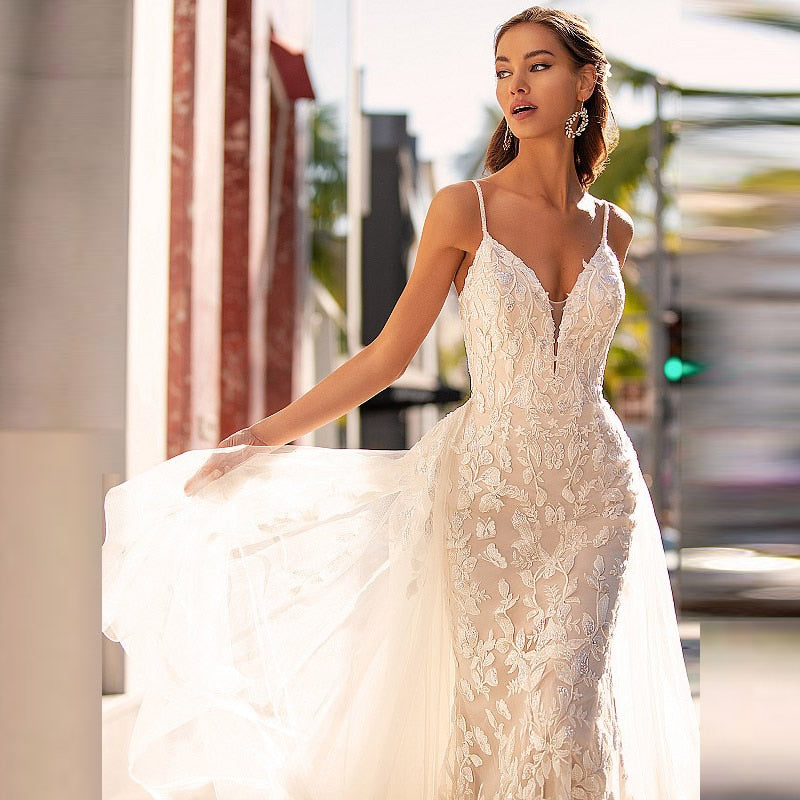 Indulge in the exquisite elegance of the Robe Noa. This bridal wedding gown features delicately crafted lace for a sophisticated and luxurious look. Perfect for any bride looking for a touch of romance and grace on her special day.