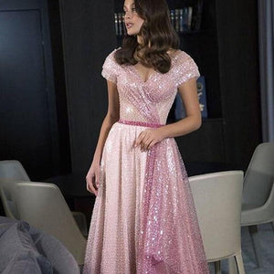 Indulge in luxury with the Robe Marion, a bridal sparkling prom dress designed to make you feel chic and sensual. This evening gown in an elegant shade of pink exudes exclusivity, perfect for special occasions. Be the center of attention and make a statement with this stunning piece.