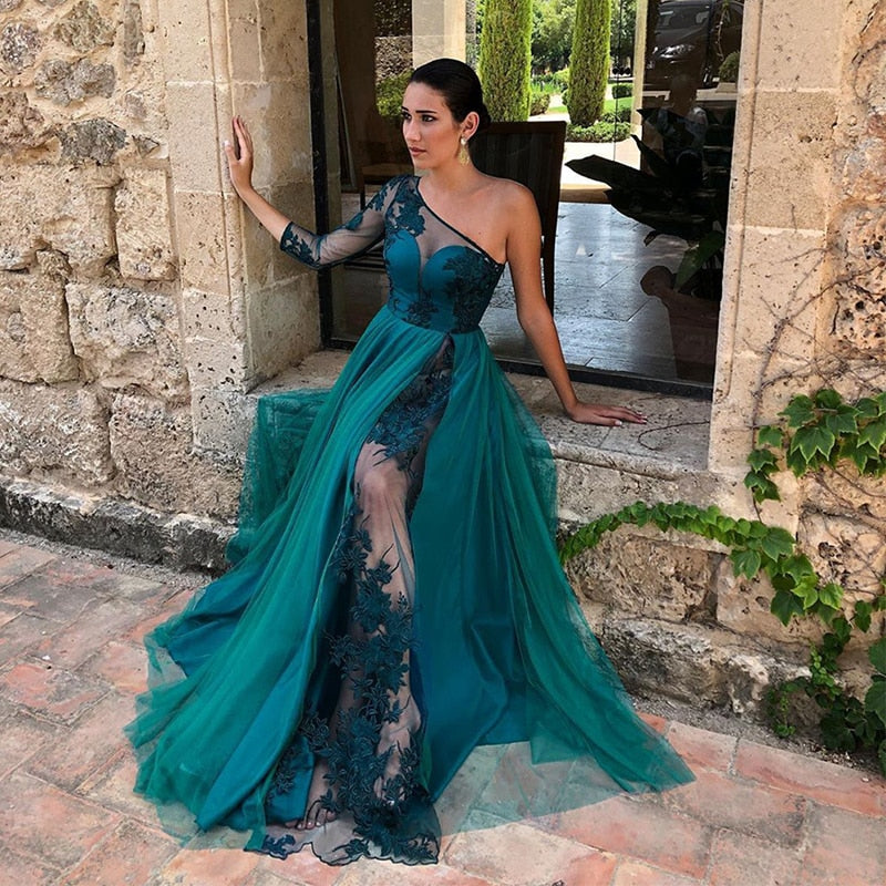 Elevate any cocktail or evening party with our exquisite Robe Honorine! This elegant emerald green ball gown will make heads turn and leave a lasting impression. Perfect for those looking to make a statement and stand out in the crowd. Get ready to be the center of attention in this stunning dress!