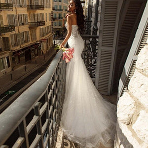 Make a statement at your special day with Robe Johanne: a beautiful white mermaid gown adorned with flower lace details for a touch of sparkle and sophistication. With its elegant, tasteful design, this big city bridal gown is sure to turn heads.