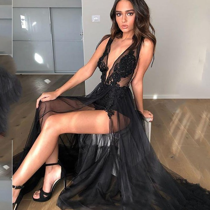 Introducing the Robe Rowan - the perfect formal gown for any occasion. With its stunning V-neck lace design, high cut and illusion details, this elegant black dress exudes sophistication and sexiness. Make a statement and turn heads at your next event.