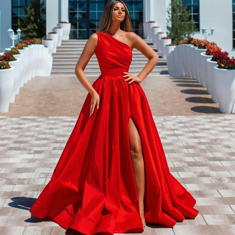 Elevate your evening look with the Robe Adida. This elegant red prom dress exudes sophistication and luxury. The flowing fabric and timeless silhouette make it perfect for any formal occasion. Make a statement and turn heads with this exquisite evening gown.